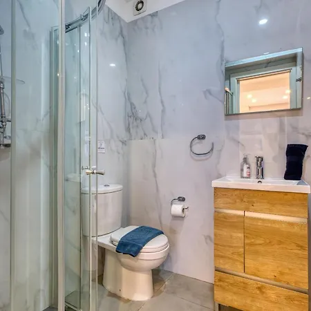 Hub 3br Close To Seafront With Ac 아파트 그지라