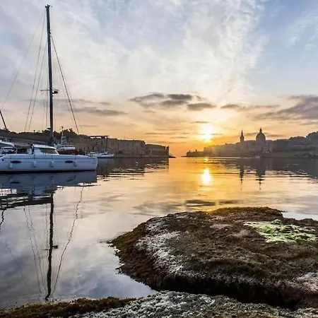 Hub 3br Close To Seafront With Ac