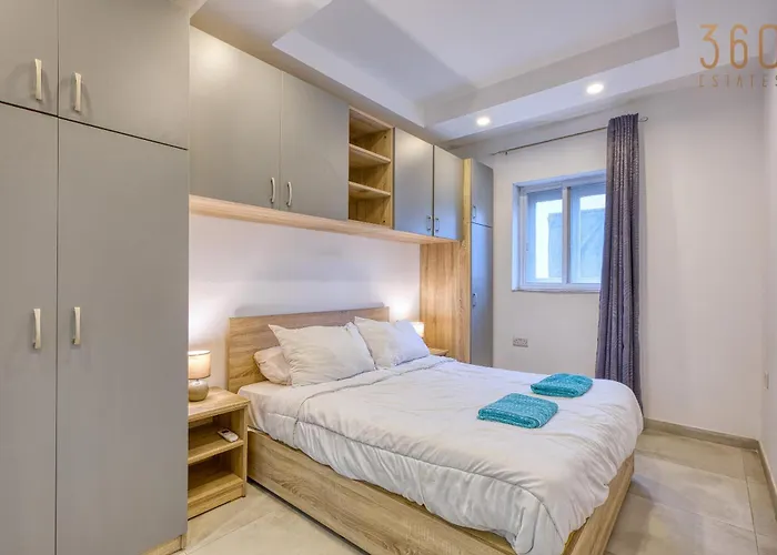 Hub 3br Close To Seafront With Ac 그지라