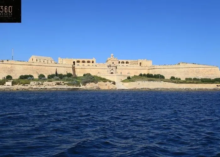 Hub 3br Close To Seafront With Ac 아파트 그지라